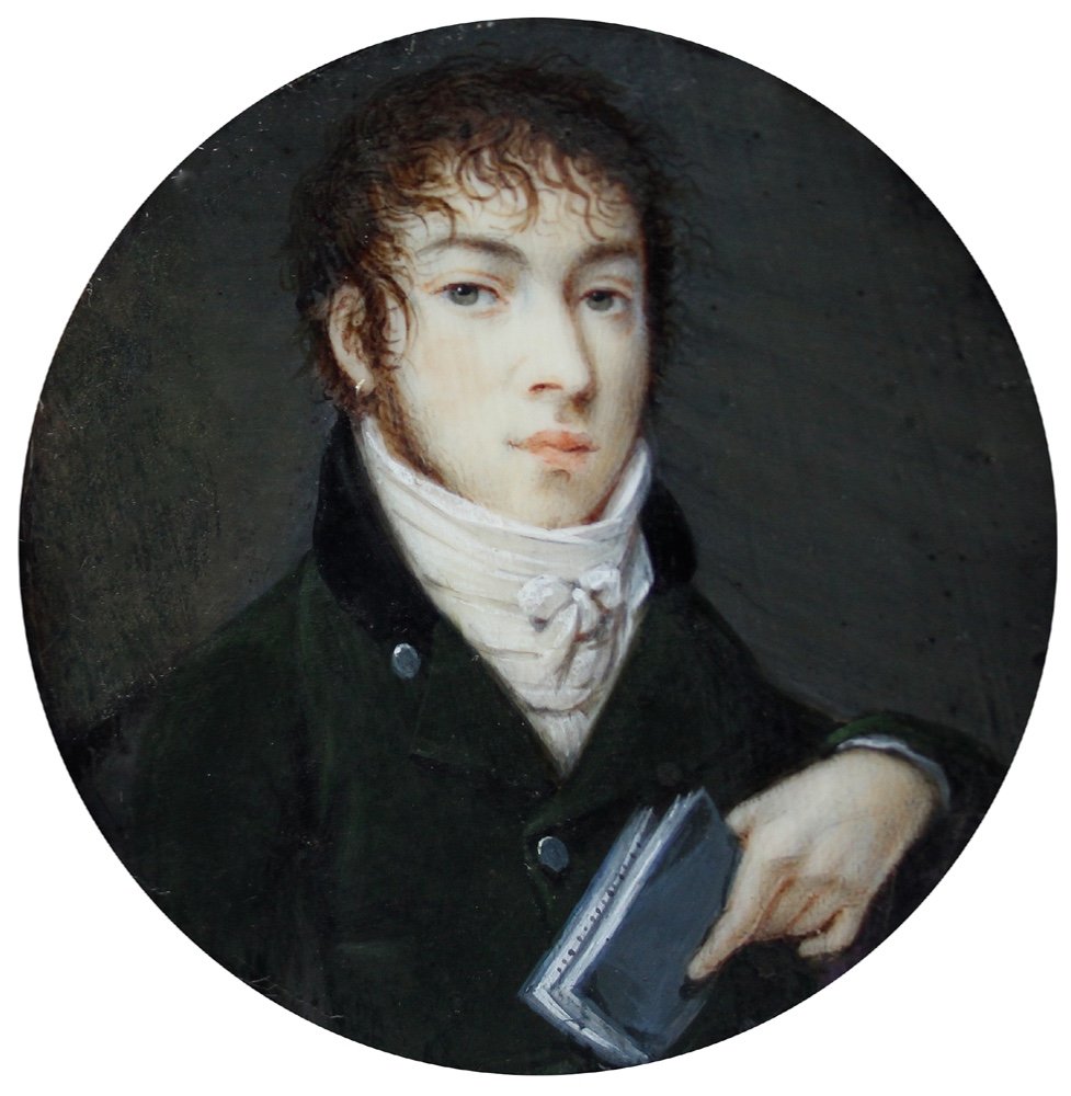 Miniaturiste français, vers 1800, Portrait miniature d'un jeune homme avec un livre-photo-2