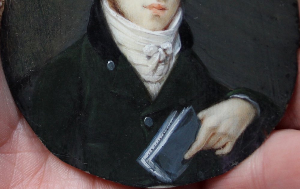 Miniaturiste français, vers 1800, Portrait miniature d'un jeune homme avec un livre-photo-4