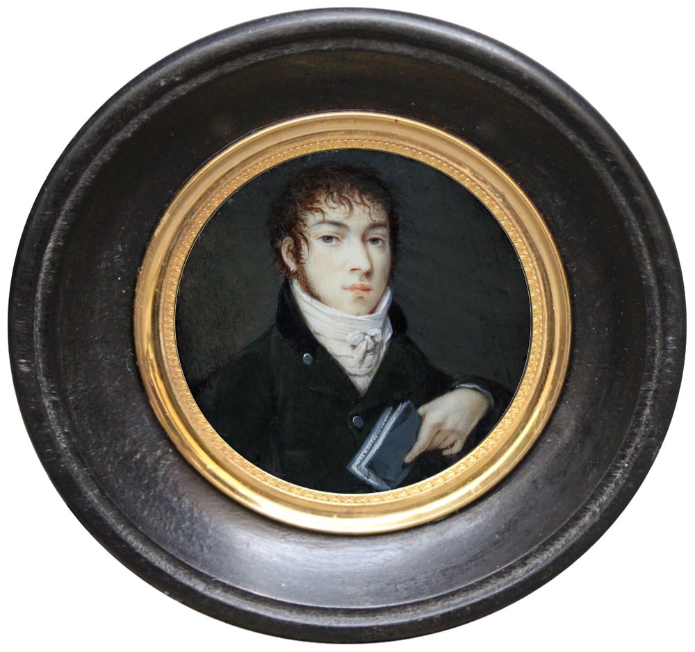 Miniaturiste français, vers 1800, Portrait miniature d'un jeune homme avec un livre