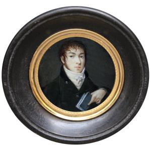 Miniaturiste français, vers 1800, Portrait miniature d'un jeune homme avec un livre