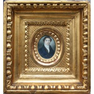 Portrait miniature d'un jeune homme en redingote bleue et foulard blanc, vers 1800
