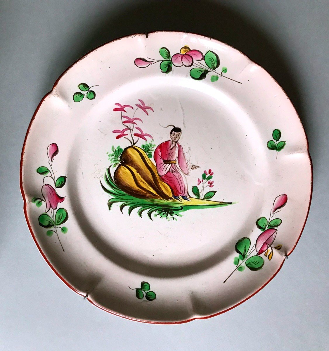 Assiette En Faïence De l'Est Au Décor Au Chinois, époque XVIII ème