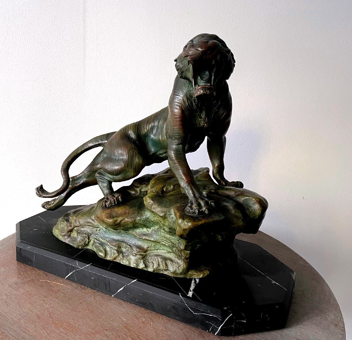 Sculpture, Lionne Rugissant En Bronze Signée De Thomas Cartier