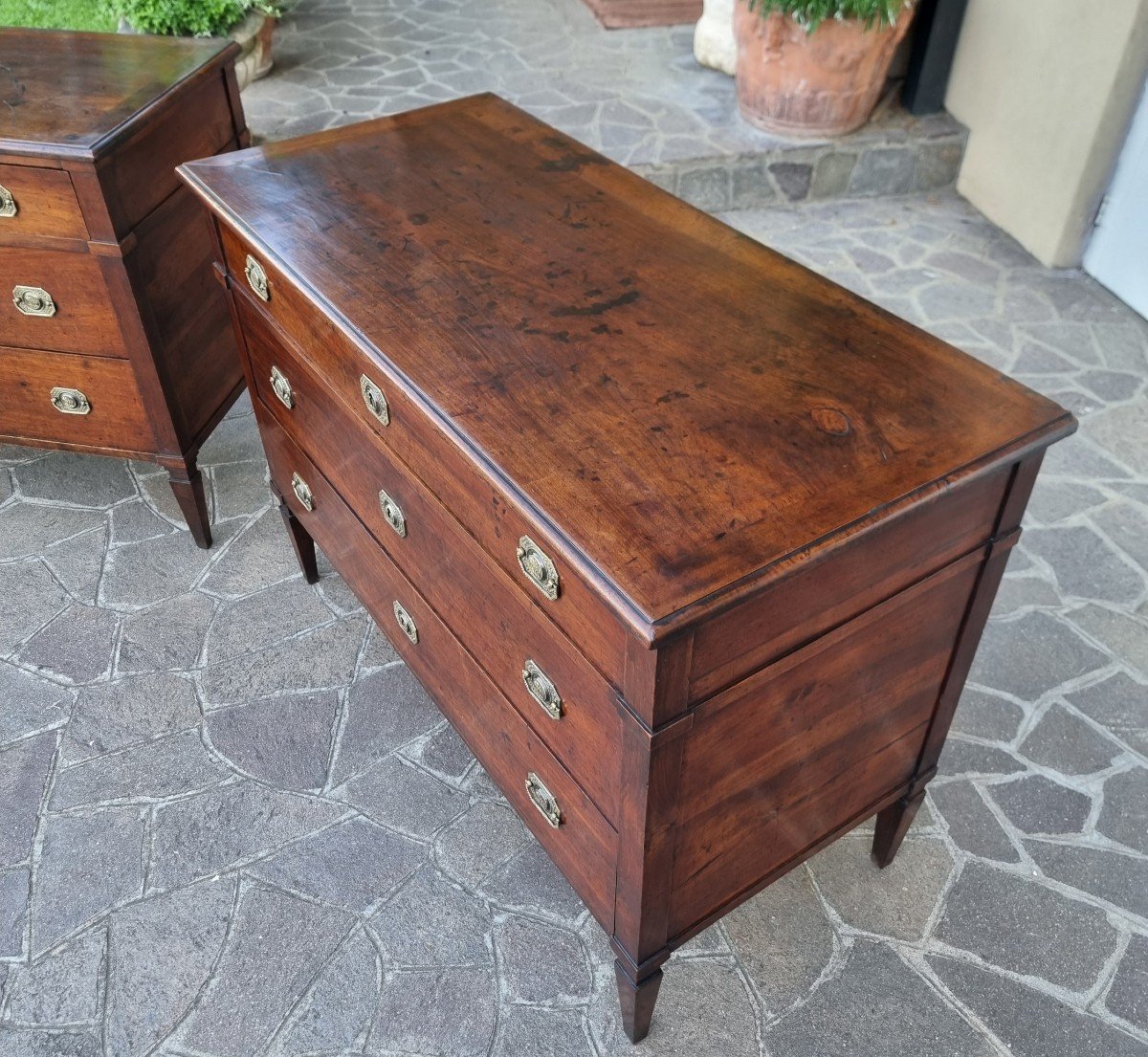 Paire De Commode Directoire De 1780 Noyer Avec Poignées En Bronze-photo-1