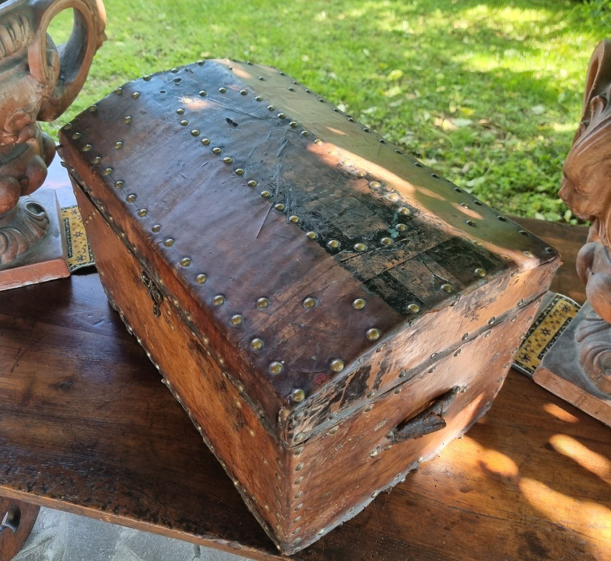  17th Century Carriage Trunk In Leather With Studs-photo-3