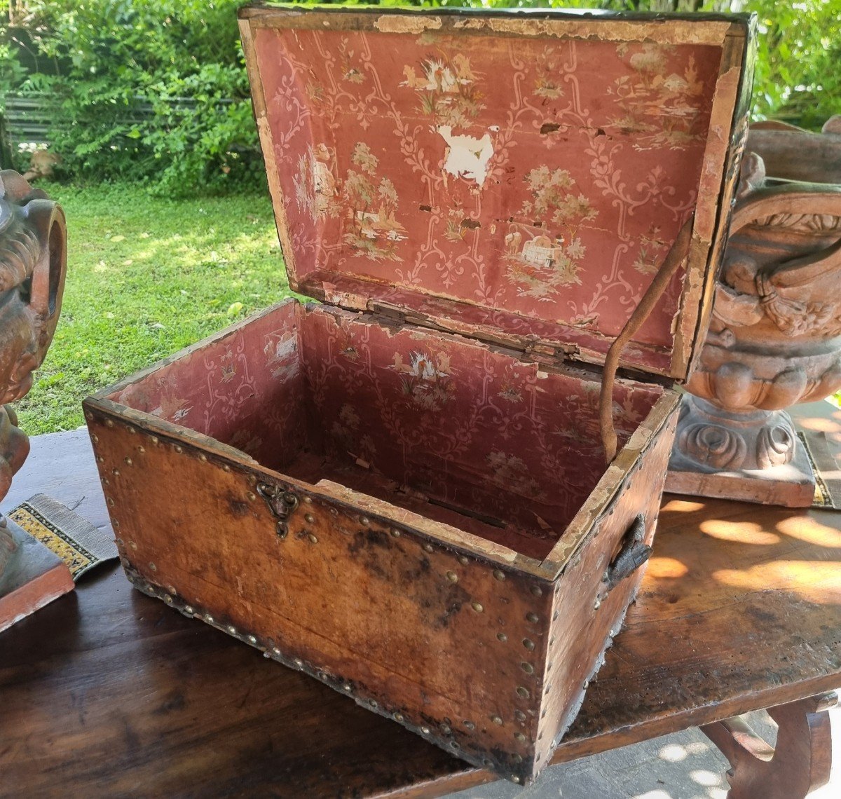  17th Century Carriage Trunk In Leather With Studs-photo-4