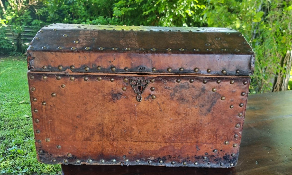  17th Century Carriage Trunk In Leather With Studs-photo-5