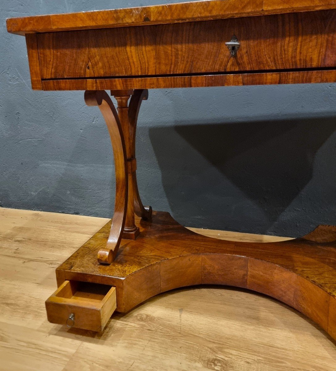 Table Biedermeier De 1820 En Noyer : élégance Intemporelle-photo-1