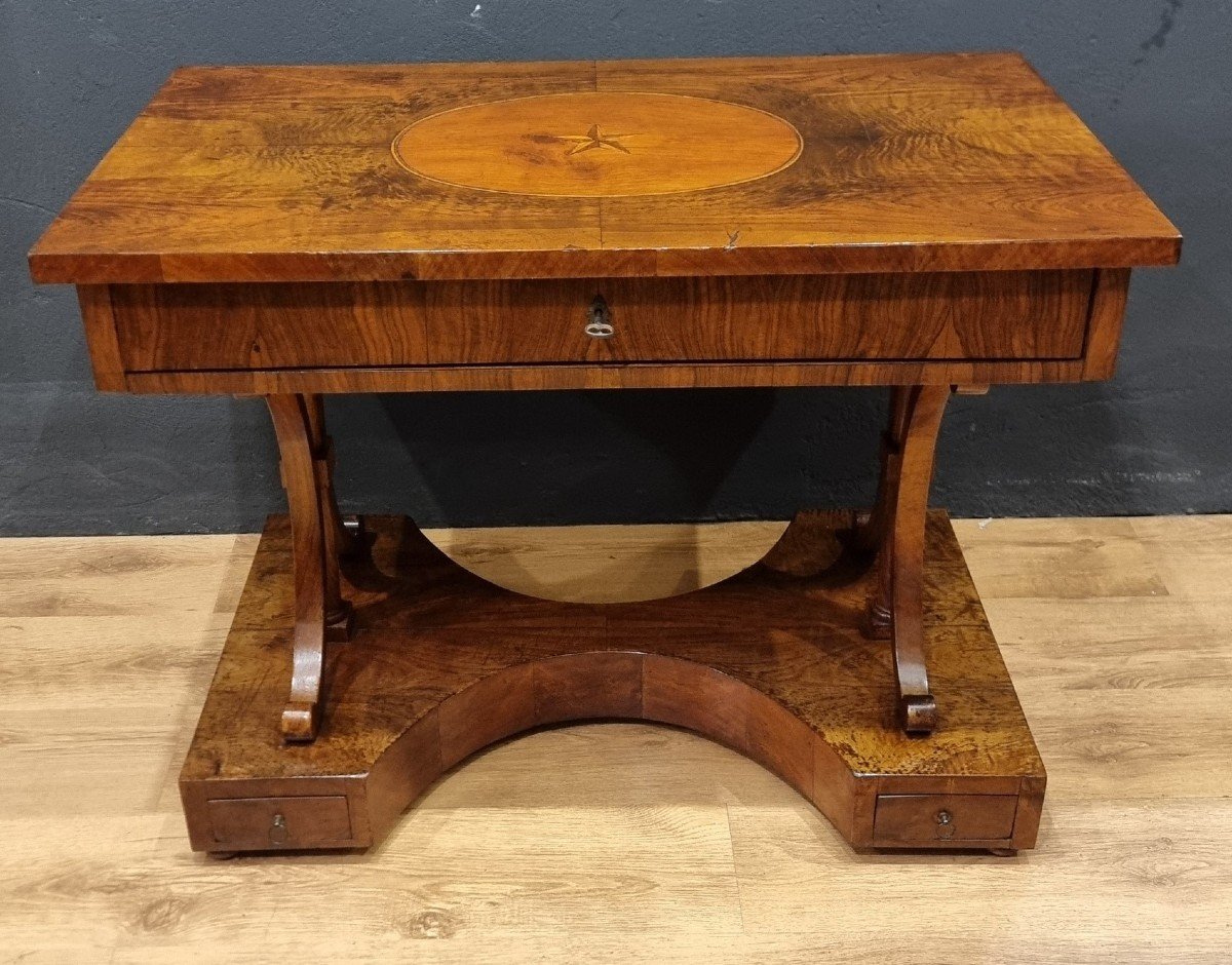 Table Biedermeier De 1820 En Noyer : élégance Intemporelle