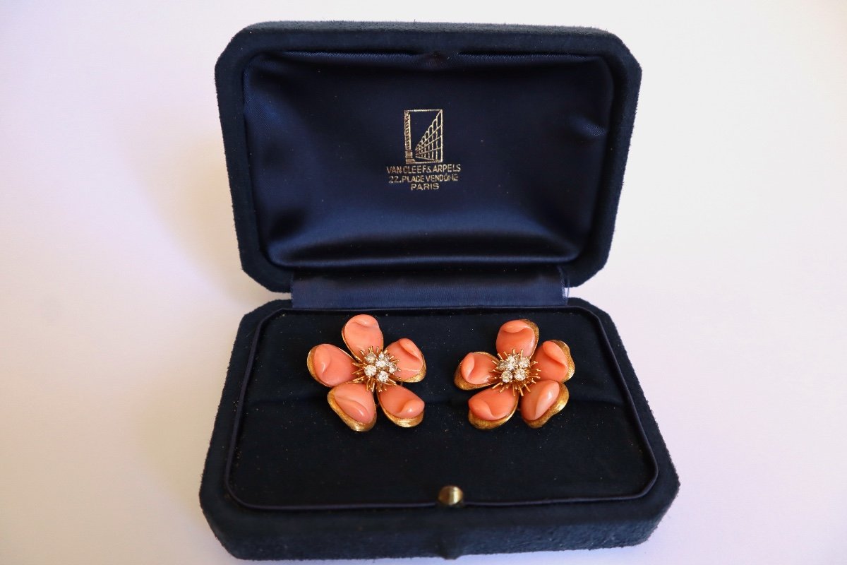 Van Cleef And Arpels Boucles d'Oreilles Rose de Noel Clips Fleurs Corail Et Or 18 Carats-photo-2