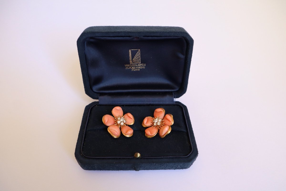 Van Cleef And Arpels Boucles d'Oreilles Rose de Noel Clips Fleurs Corail Et Or 18 Carats-photo-6