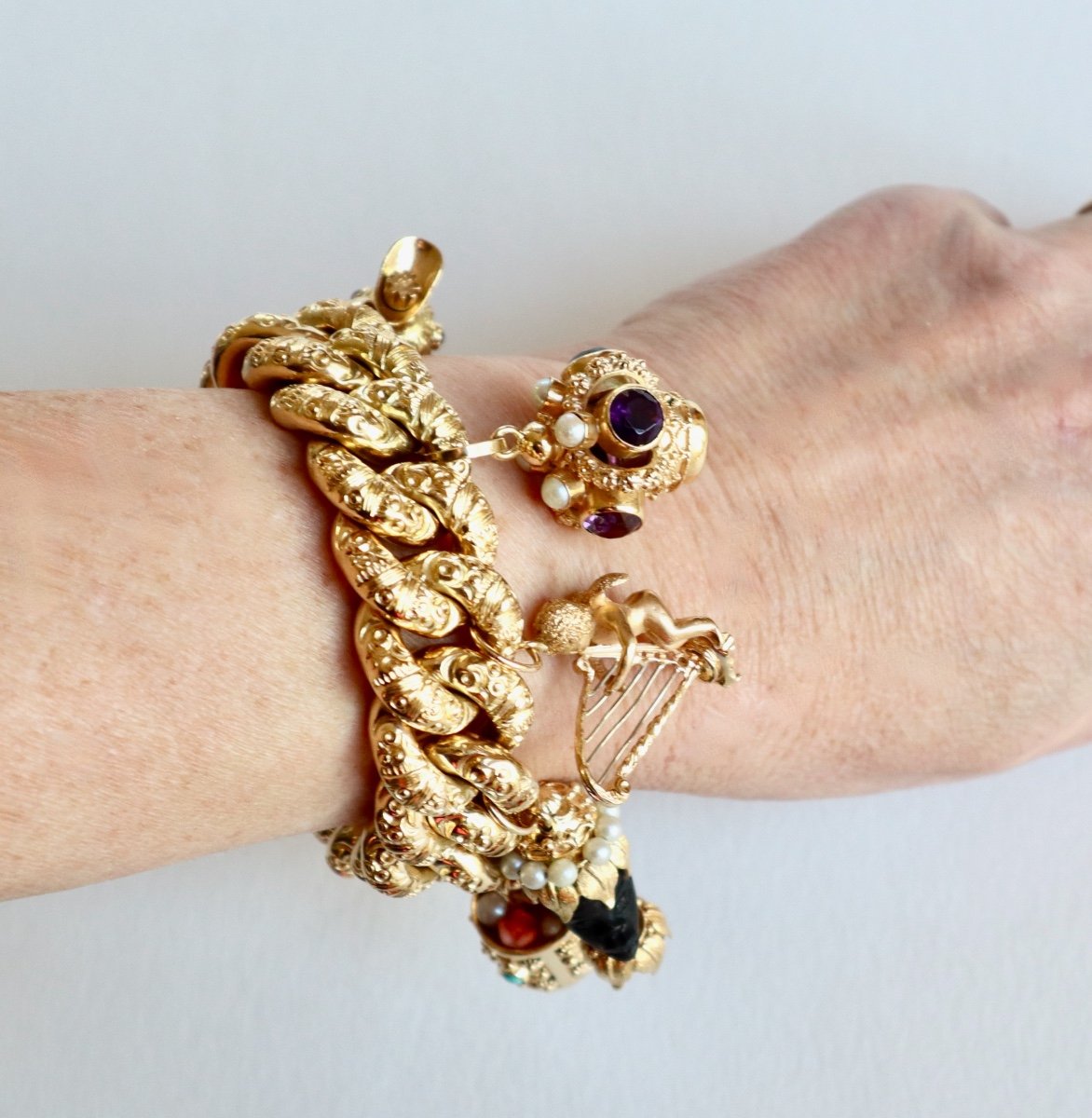 Large Mesh Charm Bracelet In Yellow Gold And Colors-photo-3