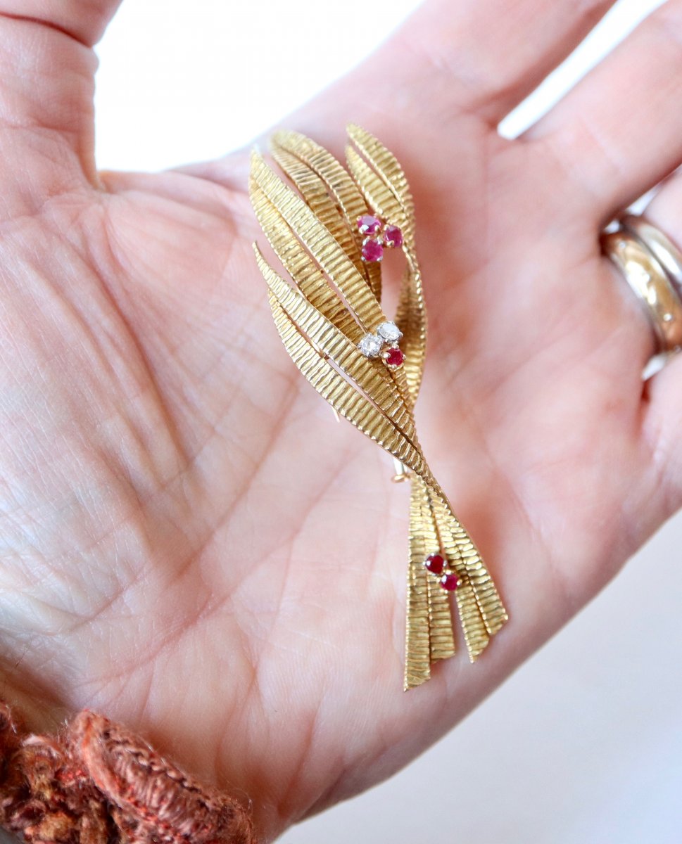 Stylized Foliage Brooch In 18k Yellow Gold Decorated With 6 Rubies And Two Diamonds-photo-3