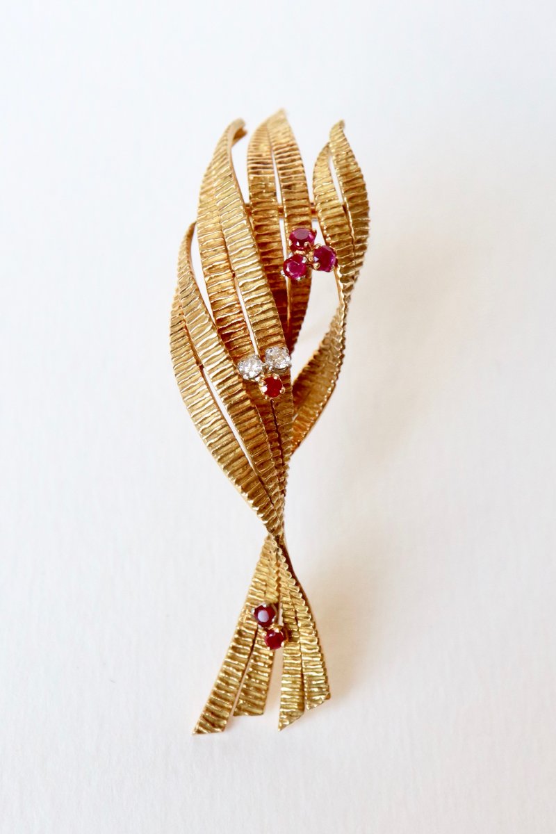 Stylized Foliage Brooch In 18k Yellow Gold Decorated With 6 Rubies And Two Diamonds