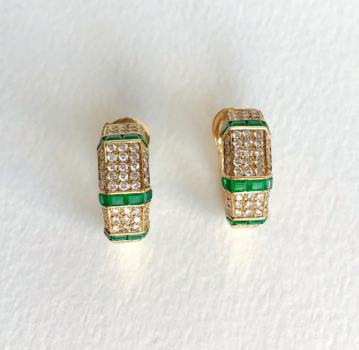 Piaget Boucles D’oreilles En Or Jaune 18 Kt Diamants Et émeraudes.