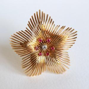Broche Fleur En Or Jaune 18 Carats Rubis Et Diamant années 1950