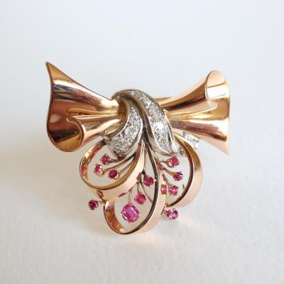 Brooch Knot Form In Yellow Gold Diamonds And Rubies 1940s