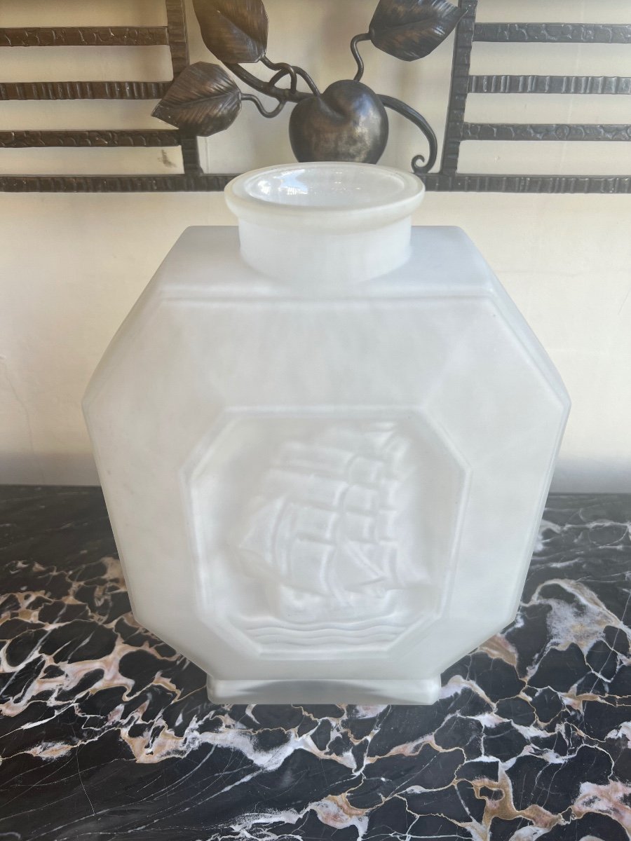 Slightly Opalescent Art Deco Vase “au Bateau” Signed P. D’avesn (art Deco Vases 1930)-photo-2