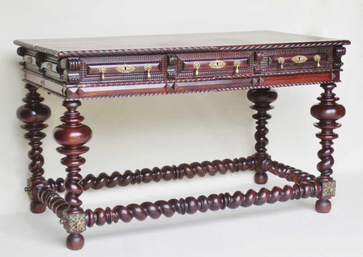 Portuguese Table, 17th Century. -photo-3