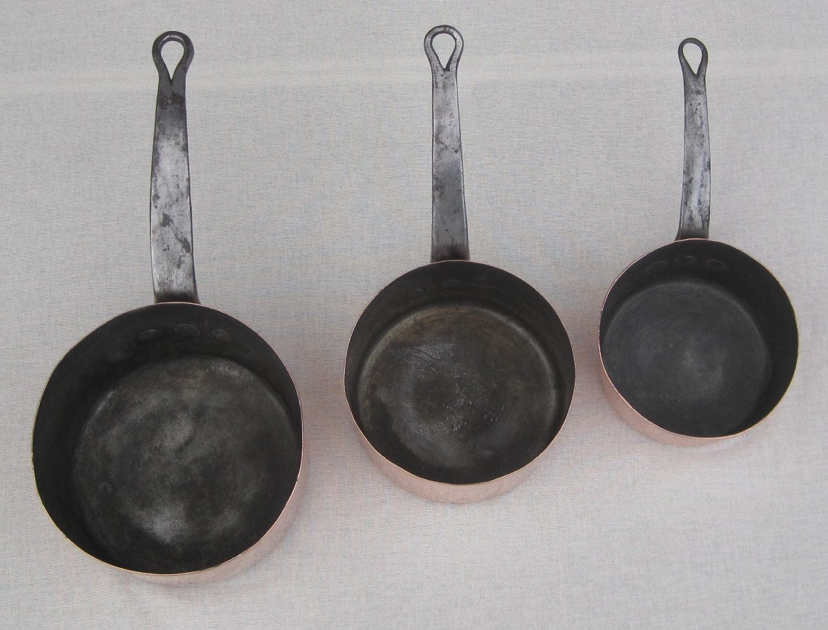Homogeneous Series Of 3 Copper Casseroles. 19th Century.  -photo-2