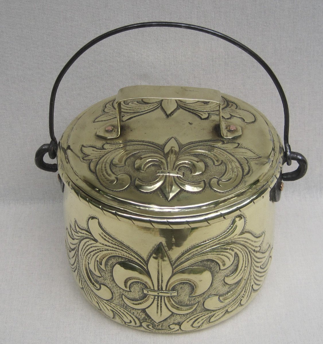 Covered Cauldron, Made Of Brass. Decorated With Coats Of Arms And Fleur-de-lys. 18th Century.-photo-7