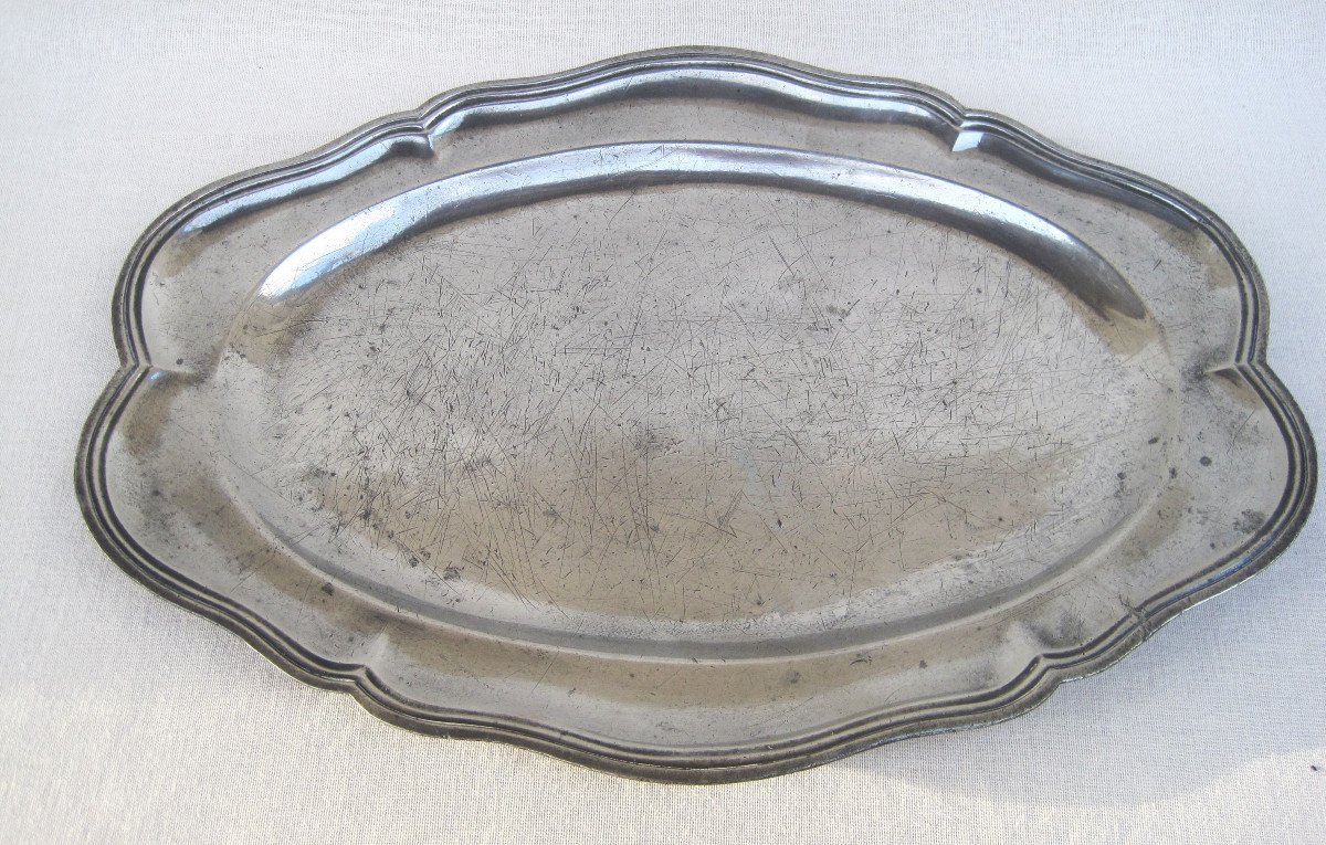 Grand PLAT, en étain. 46,5 cm. RODEZ. XVIIIe s.