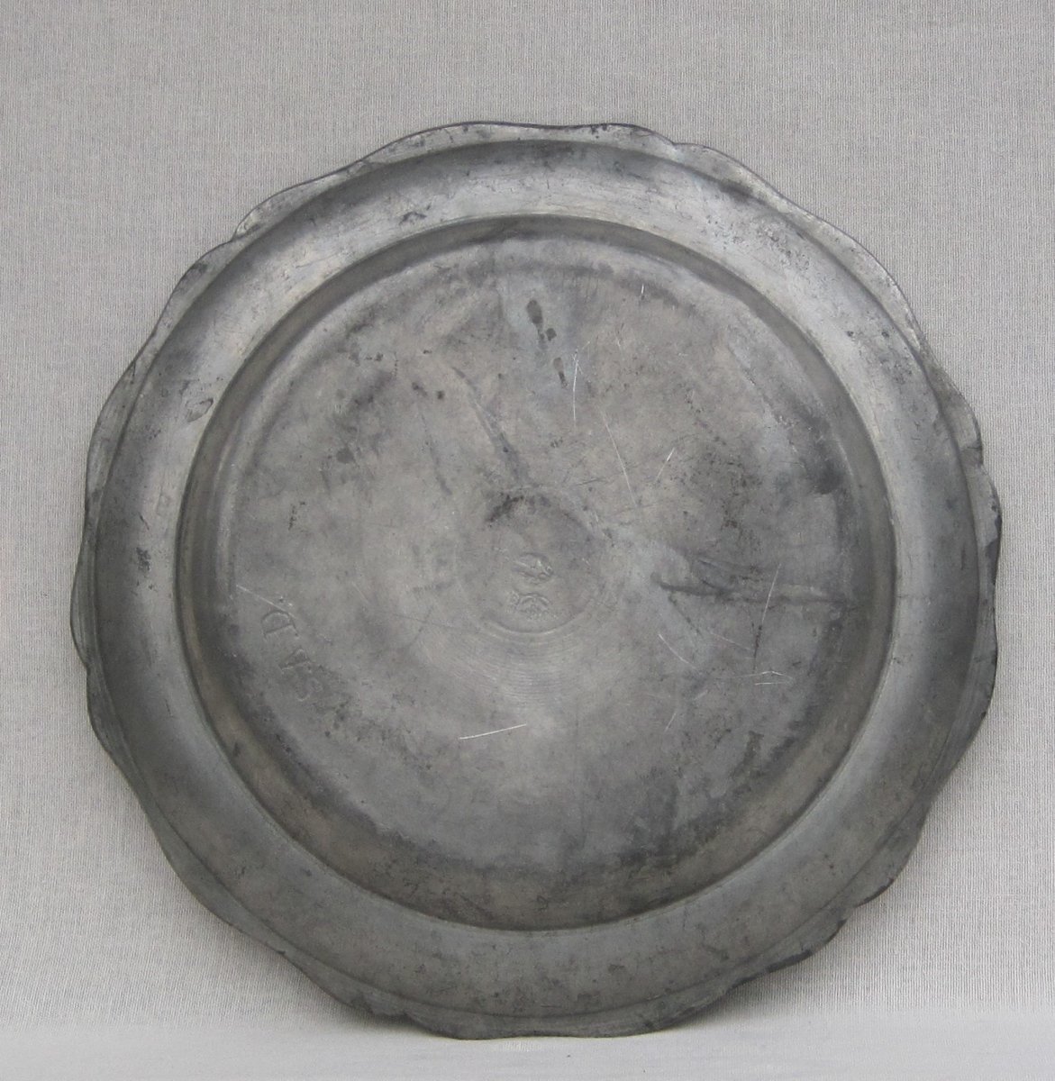 Round Pewter Dish With Scalloped And Molded Edge. Late 18th-early 19th Century.-photo-2