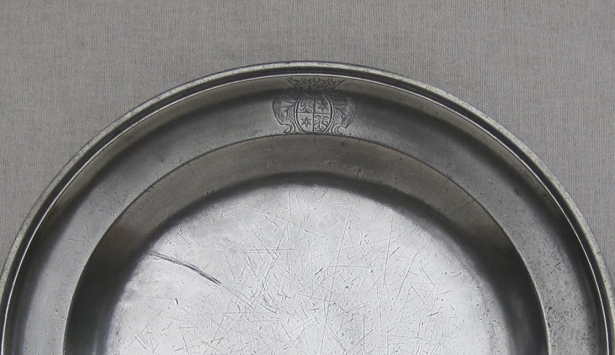Pewter Dish, Round, With Molded Edge. Coat Of Arms. 18th Century.