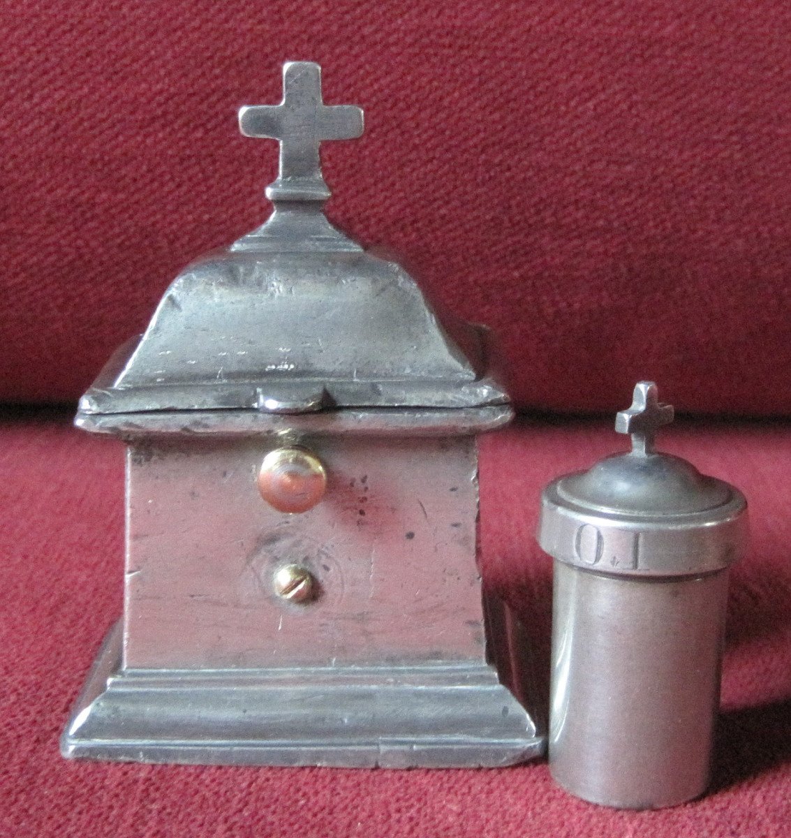 Coffret en étain, à une burette, pour l’huile des malades. Étains religieux. XVIIIe s.