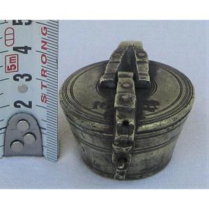 PILE de POIDS incomplète d’un MARC (244,7 g), en bronze. XVIIIe s.