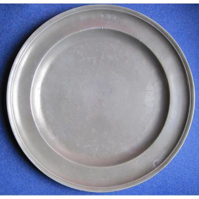 Plat rond, en étain. 31,5 cm. Fin XVIIIe-début XIXe s.