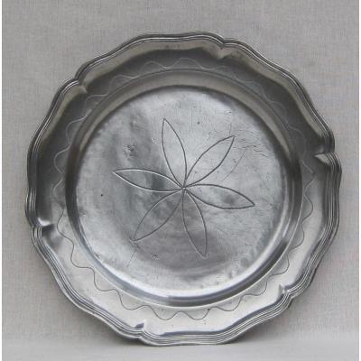 Round Pewter Dish With Scalloped And Molded Edge. Late 18th-early 19th Century.