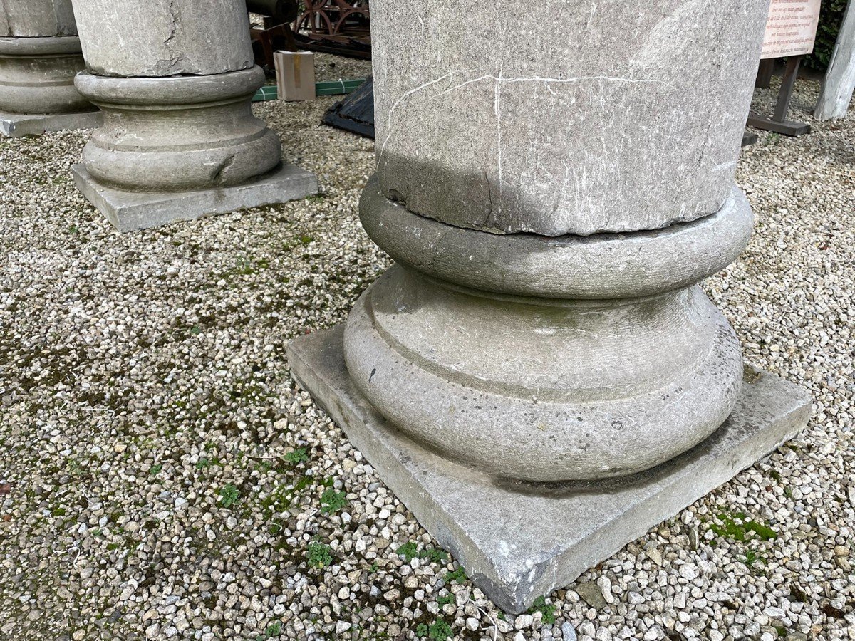 Colonnes antiques du château en pierre bleue -photo-2