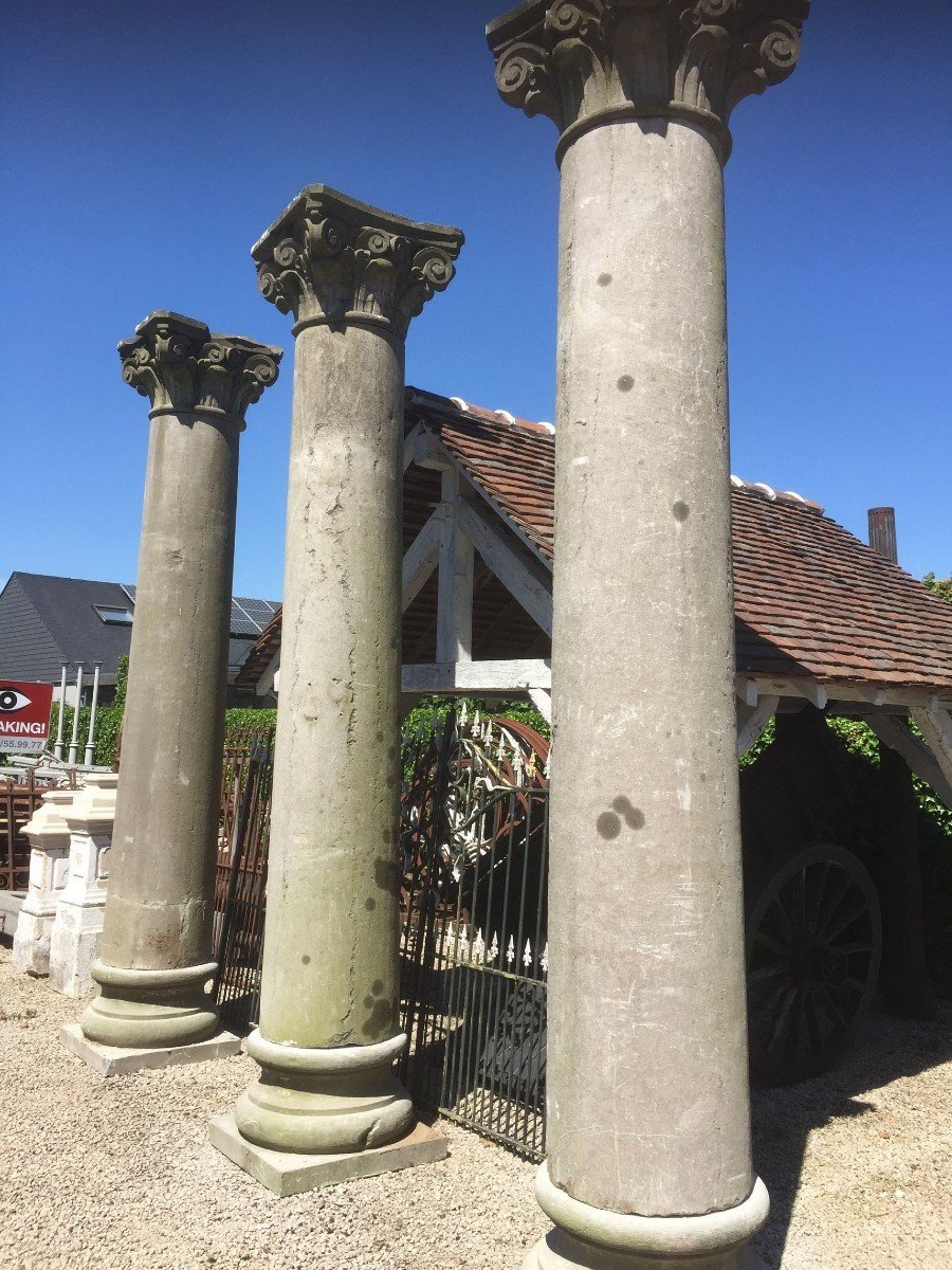 Colonnes antiques du château en pierre bleue 