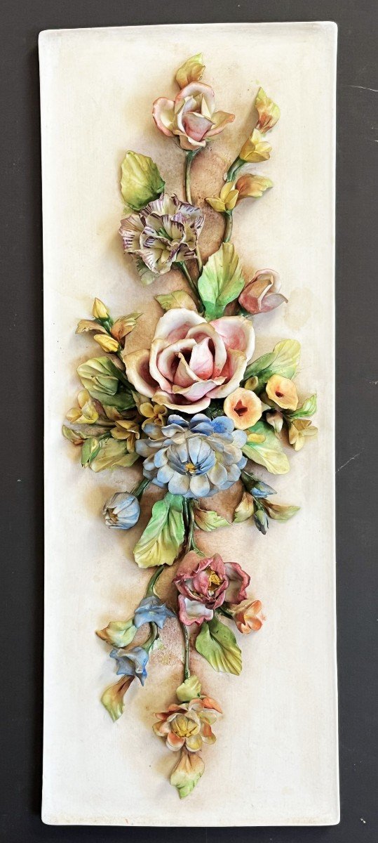 grande Plaque De Fleurs En Relief En Biscuit De Porcelaine Polychrome Du 19ème