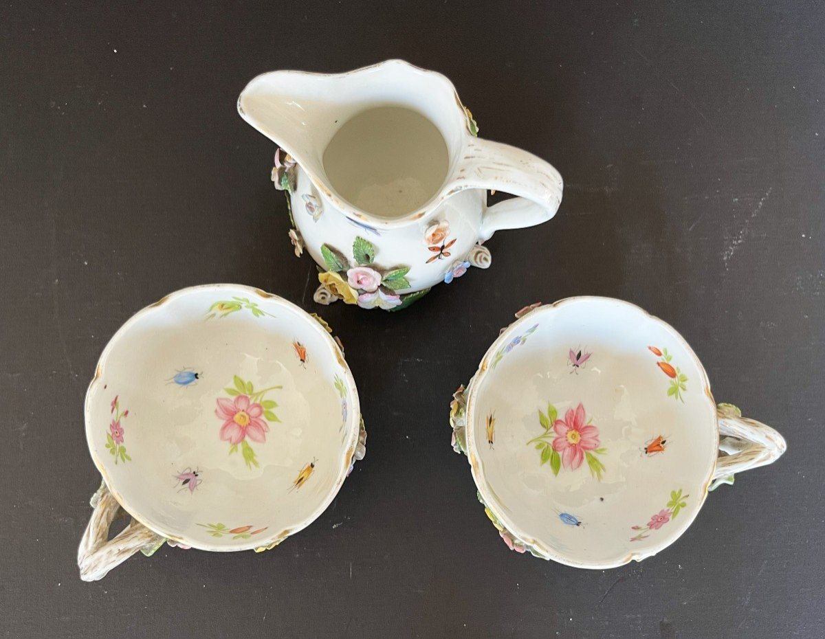 Deux Tasses Et Un Pot à Lait En Porcelaine à Décor De Fleurs En Relief Et d'Insectes.-photo-2