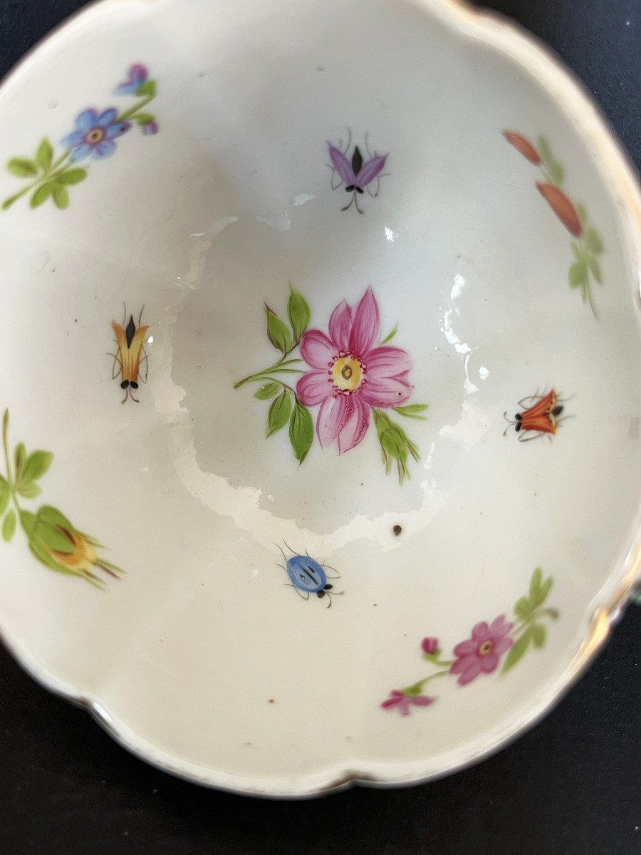 Deux Tasses Et Un Pot à Lait En Porcelaine à Décor De Fleurs En Relief Et d'Insectes.-photo-3