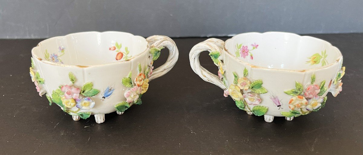 Deux Tasses Et Un Pot à Lait En Porcelaine à Décor De Fleurs En Relief Et d'Insectes.-photo-4