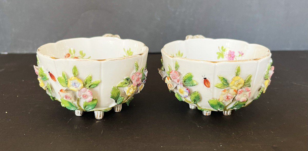 Deux Tasses Et Un Pot à Lait En Porcelaine à Décor De Fleurs En Relief Et d'Insectes.-photo-1