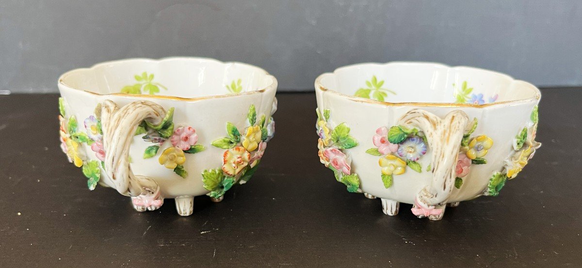 Deux Tasses Et Un Pot à Lait En Porcelaine à Décor De Fleurs En Relief Et d'Insectes.-photo-2