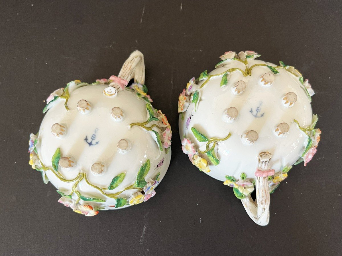 Deux Tasses Et Un Pot à Lait En Porcelaine à Décor De Fleurs En Relief Et d'Insectes.-photo-3