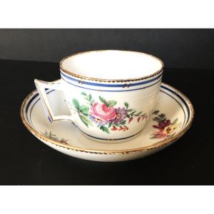 Tasse En Porcelaine De Sèvres De 1778 Marque De Sèvres Et Lettes Double A, Décor De Fleurs