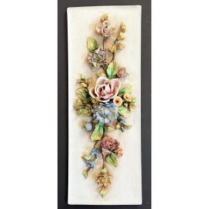 grande Plaque De Fleurs En Relief En Biscuit De Porcelaine Polychrome Du 19ème