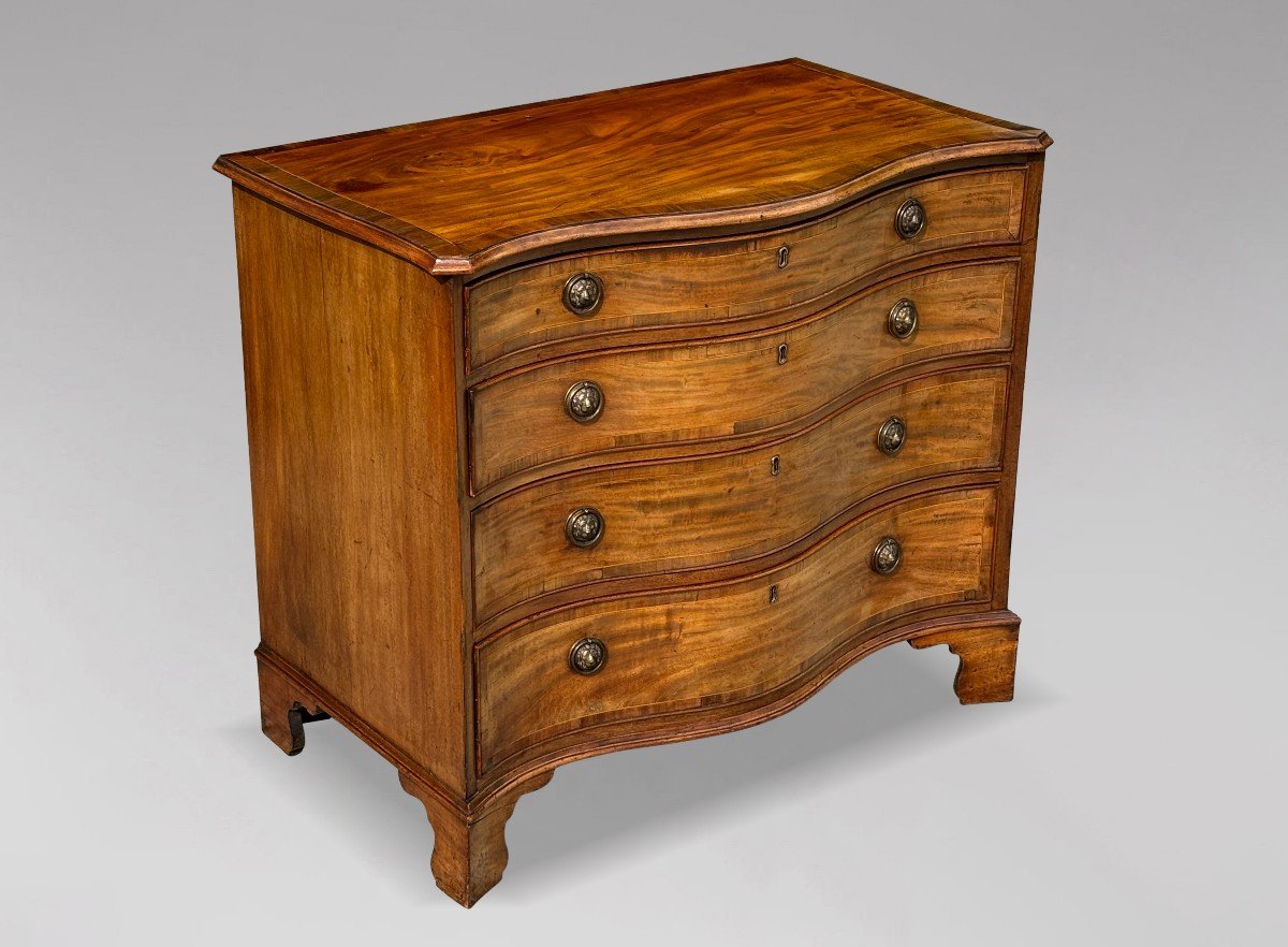 18ème Siècle, Commode Serpentine en Acajou D'époque George III 