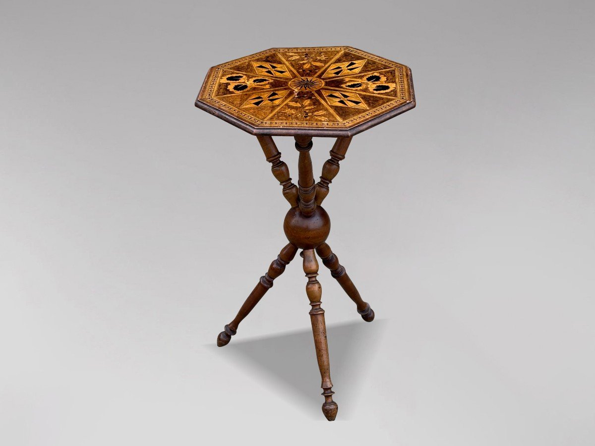 Table Tripode Bobbin en Marqueterie de Noyer, Suède, 19ème Siècle