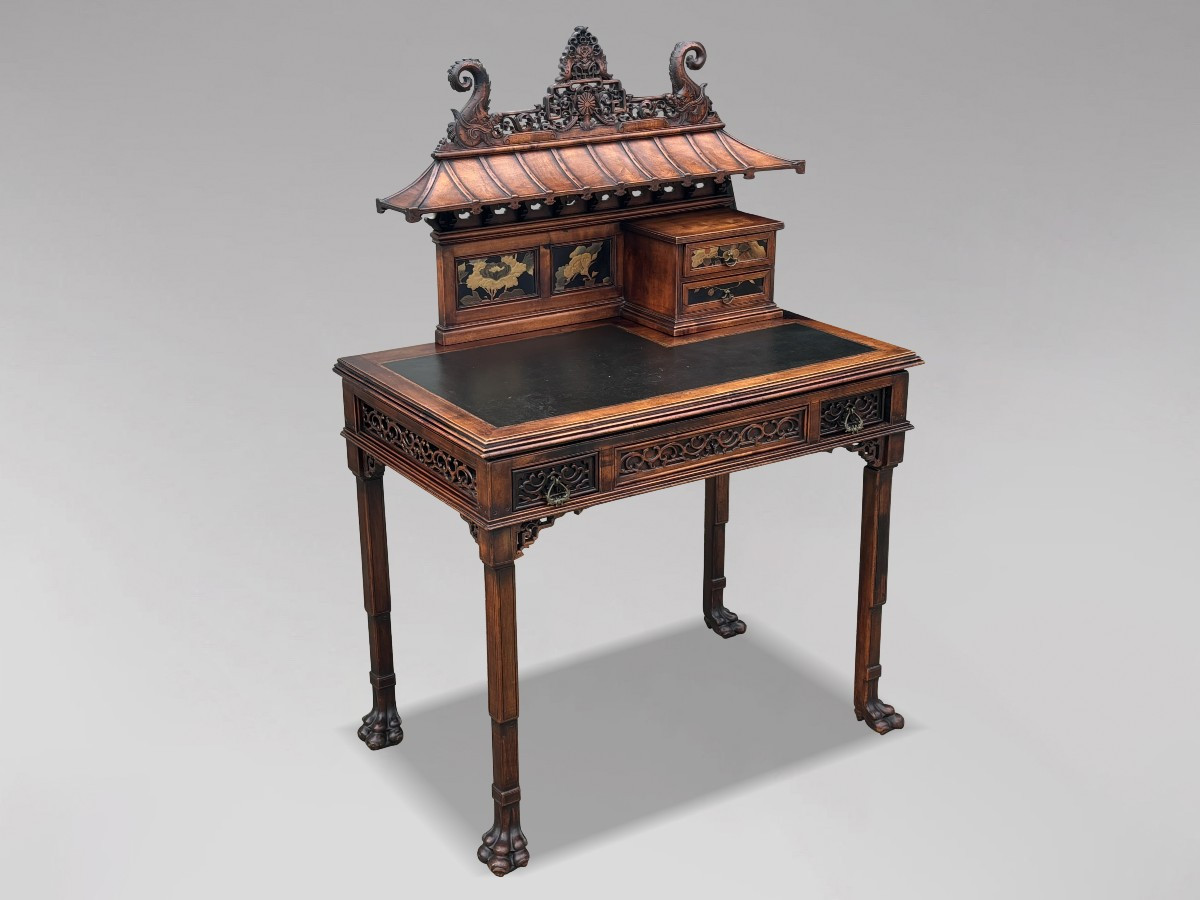 19ème siècle, Table d'Écriture Chinoise Chippendale avec Plateau en Pagode Sculpté