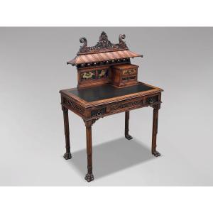 19ème siècle, Table d'Écriture Chinoise Chippendale avec Plateau en Pagode Sculpté