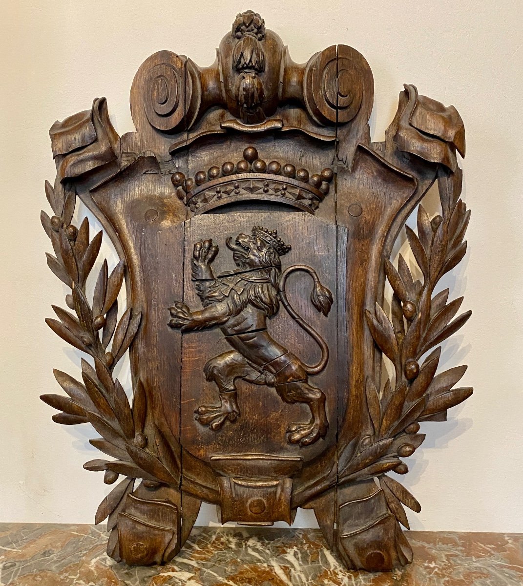 Blason En Bois Sculpté 