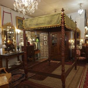 Colonial Canopy Bed