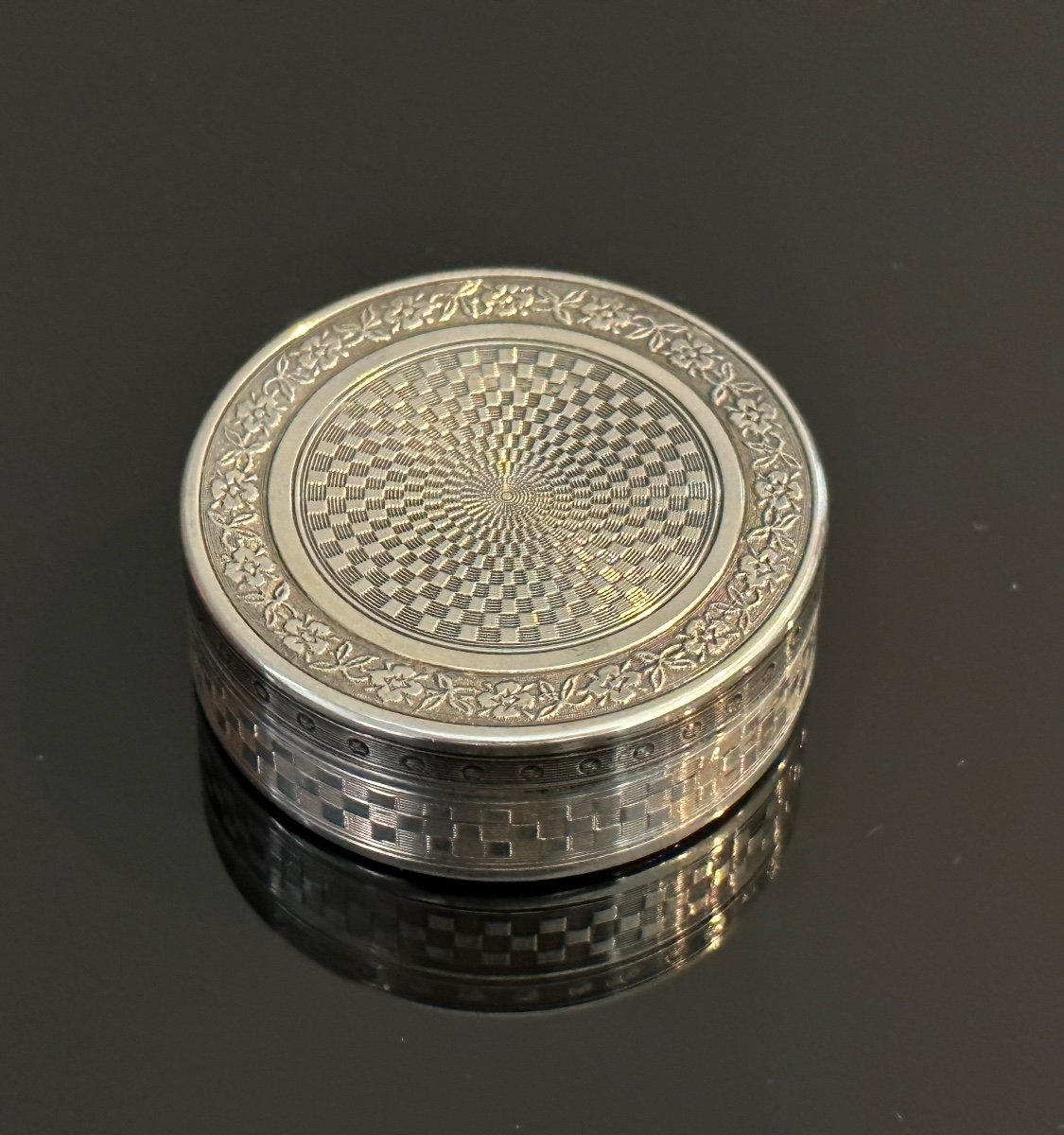 Round Box In Sterling Silver Guilloche Louis XVI Style Circa 1900-photo-2